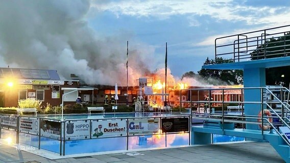 Großbrand in einem Freibad in Emden. © Screenshot 