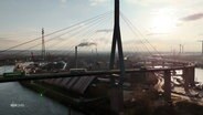 Die Köhlbrandbrücke überspannt Teile des Hamburger Hafengebietes sowie die Elbe. © Screenshot 