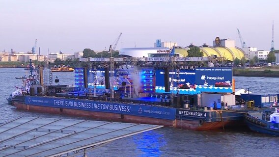 Schwimmende Bühne an den Landungsbrücken beim Hafengeburtstag 2024. © Screenshot 