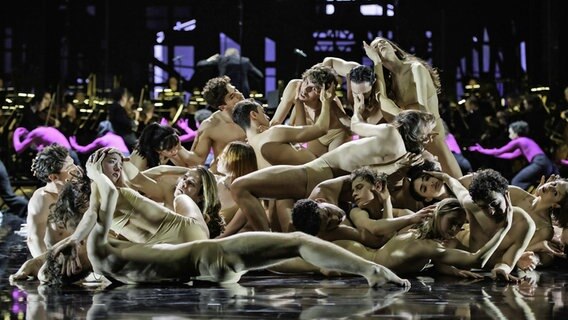 Viele Ballettänzer liegen in einem Knäuel auf der Bühne. © Bettina Stöß 