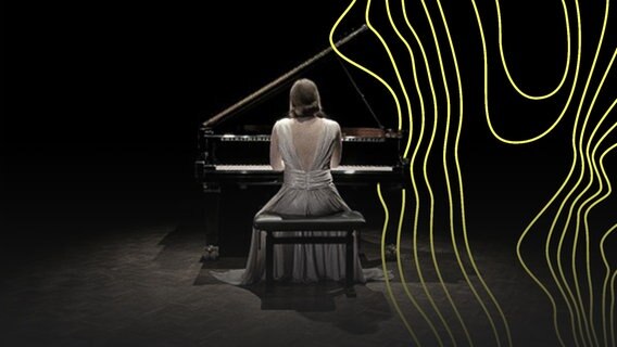 Eine Frau sitzt am Klavier. © BR/Christian Meckel Foto: Christian Meckel