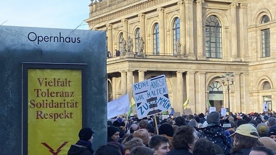 Menschenmenge auf dem Opernplatz in Hannover. Dort findet eine Demo gegen Rechtsextremismus statt. © NDR Foto: Wolfgang Kurtz