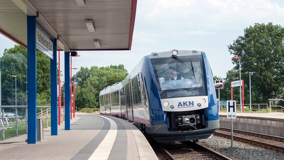 Ein Zug des Eisenbahnunternehmens AKN fährt in Kaltenkirchen-Süd ein. © AKN Eisenbahn GmbH 