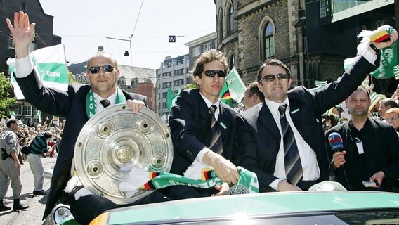 Werder-Trainer Thomas Schaaf und Manager Klaus Allofs feiern den Meistertitel 2004 © picture-alliance/ Pressefoto Ulmer 