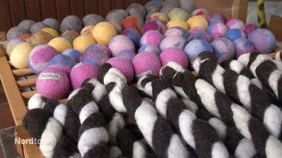 Wollspielzeug in bunten Farben für Hunde. © Screenshot 