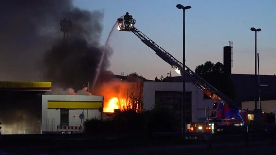 Löscharbeiten an einer brennenden Tankstelle in Hamburg-Hammerbrook. © tnn 