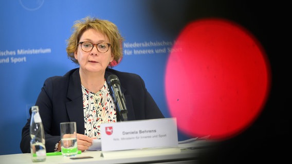 Innenministerin Daniela Behrens (SPD) informiert über die Entwicklung der politisch motivierten Kriminalität in Niedersachsen. © Julian Stratenschulte/dpa +++ dpa-Bildfunk Foto: Julian Stratenschulte/dpa +++ dpa-Bildfunk