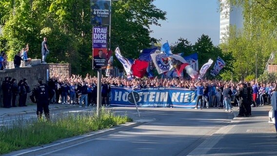 Mehrere Fans von Holstein Kiel beim Fanmarsch auf der Holtenauer Straße in Kiel © NDR Foto: Andrea Schmidt
