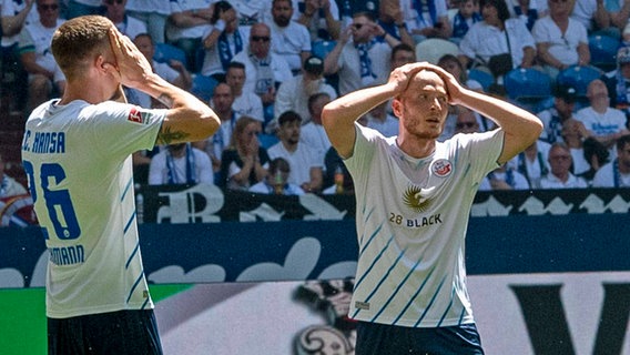 Rostocks Janik Bachmann (l.) und Sebastian Vasiliadis reagieren auf einen Gegentreffer © Imago Images 